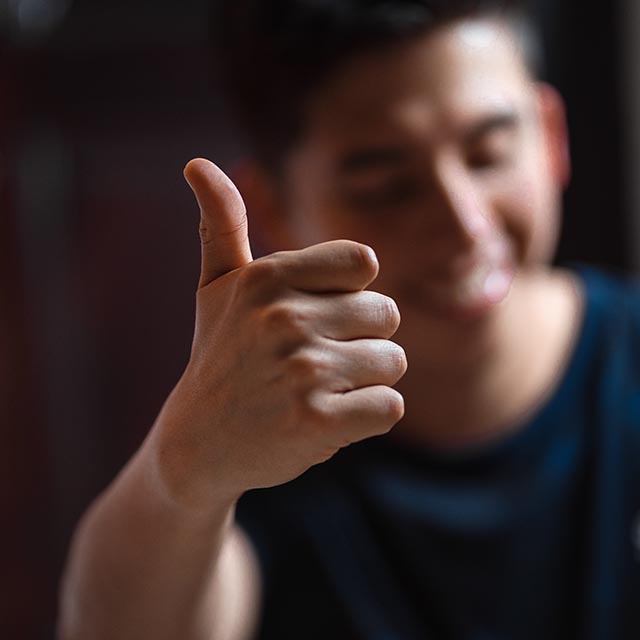 Jongen steekt duim op